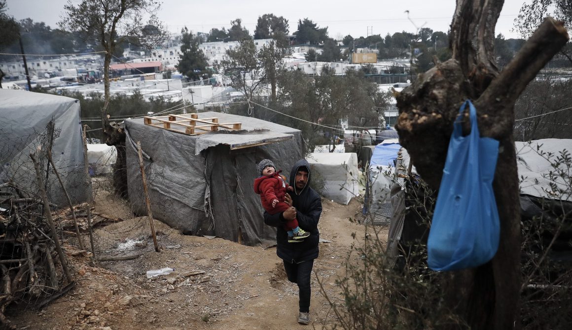 Στιγμιότυπο από την καθημερινή ζωή στον προσφυγικό καταυλισμό της Μόριας στην Λέσβο, Τεταρτη 22 Ιανουαριου 2020. Περισσότεροι από 20.000 αιτούντες άσυλο διαβίωνουν αυτή την στιγμή μέσα και γύρω από το καμπ σε πολύ άσχημες συνθήκες και χαμηλές θερμοκρασίες. ΑΠΕ-ΜΠΕ/ΑΠΕ-ΜΠΕ/ΔΗΜΗΤΡΗΣ ΤΟΣΙΔΗΣ