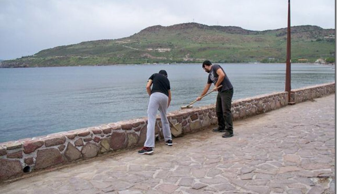 Εθελοντές καθάρισαν την Πέτρα και... τον Ηλία Κουνιαρέλλη