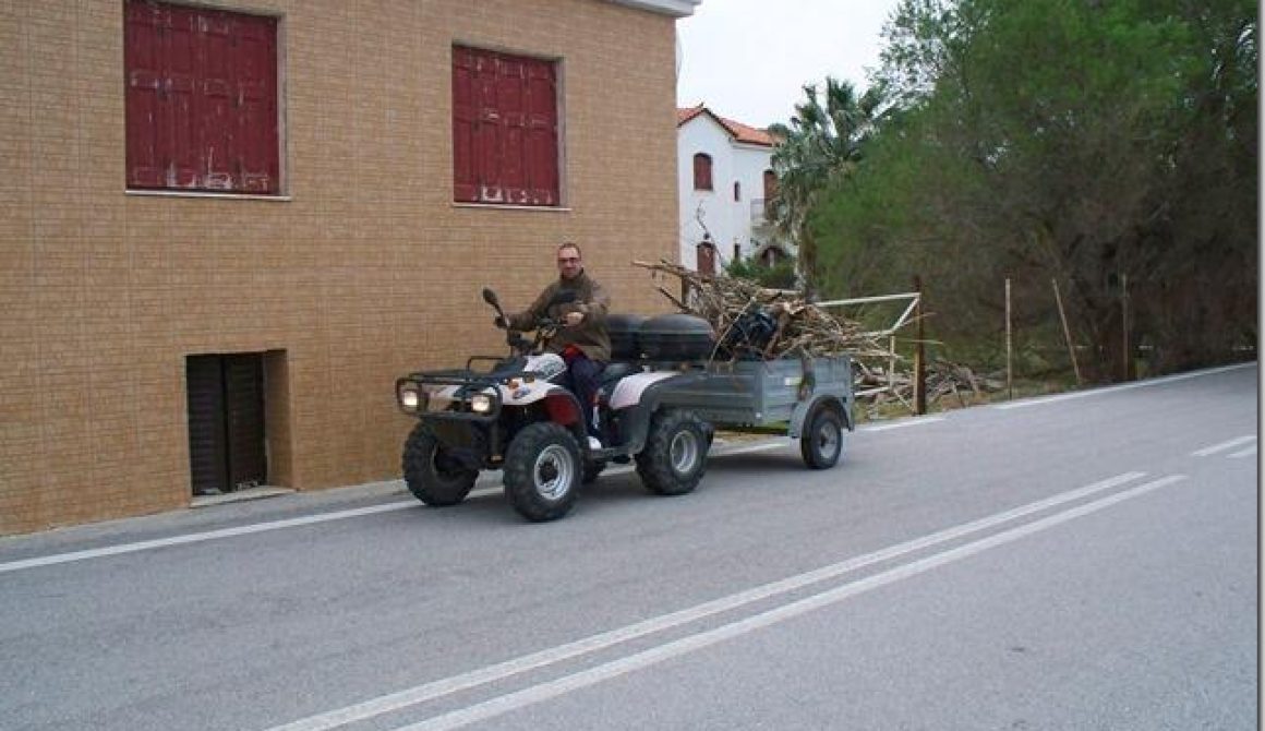 Εθελοντές καθάρισαν την Πέτρα και... τον Ηλία Κουνιαρέλλη