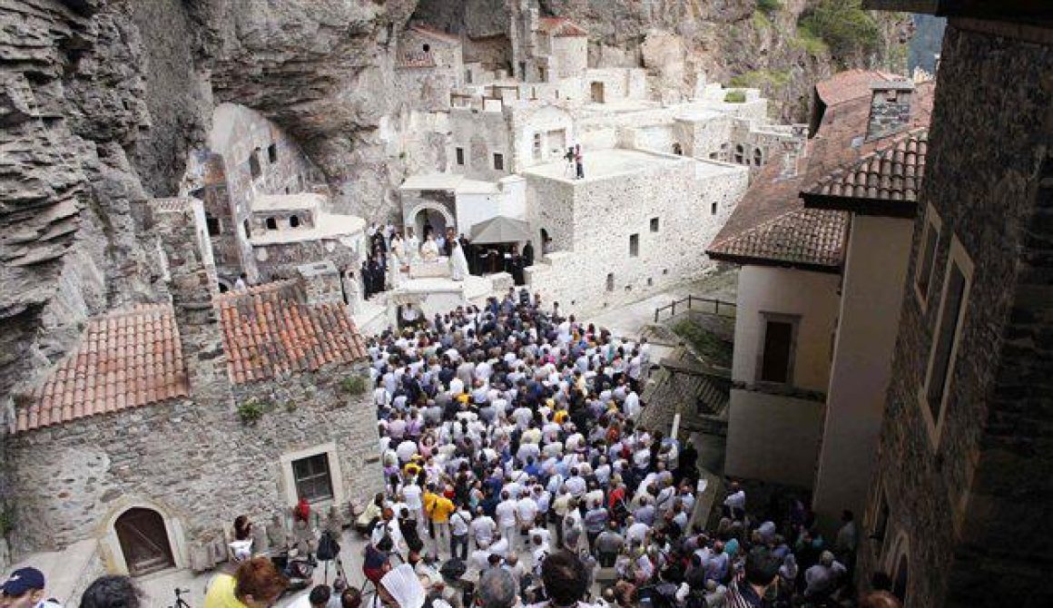 Για τρίτη συνεχόμενη χρονιά η λειτουργία στην Παναγία Σουμελά στο Πόντο