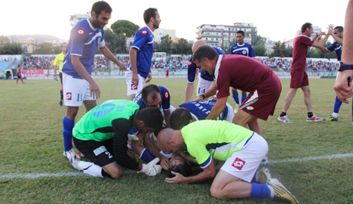 Στη πρώτη φωτογραφία Ο Ηλίας Κώτσιος "πνίγεται" στις αγκαλιές των συμπαικτών του που πανηγυρίζουν μαζί του το πανέμορφο γκολ που πέτυχε στο 83' κάνοντας το 2-0.