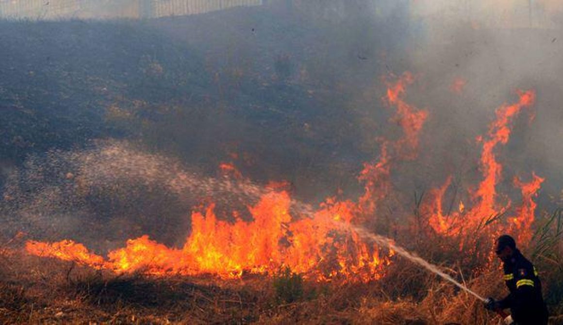 Φωτιά στην περιοχή αεροδρομίου Μυτιλήνης και στην Ερεσό