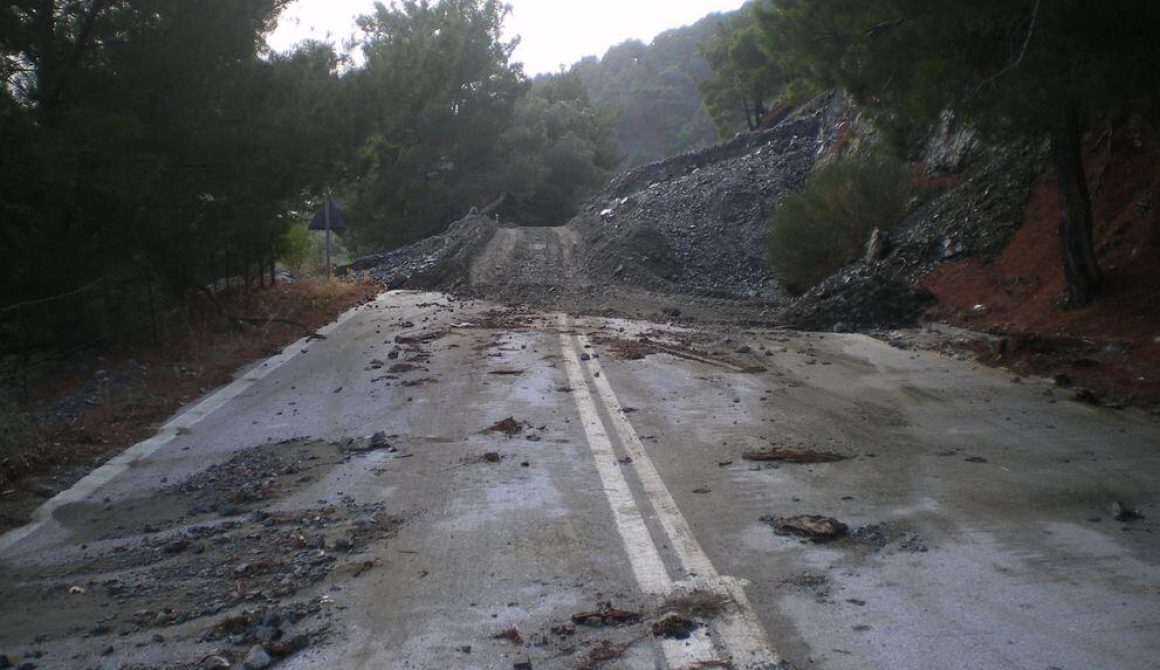 Εικόνες καταστροφής σε Βατερά και Σταυρό - Οι κάτοικοι βρίζουν το Δήμο!