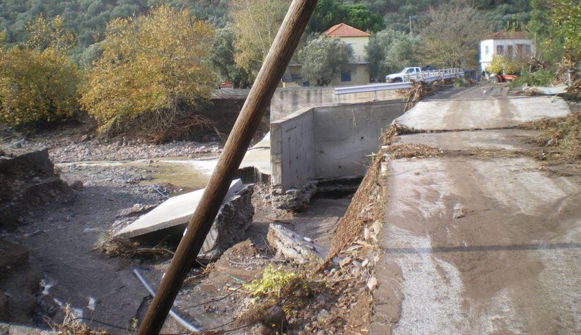 Εικόνες καταστροφής σε Βατερά και Σταυρό - Οι κάτοικοι βρίζουν το Δήμο!