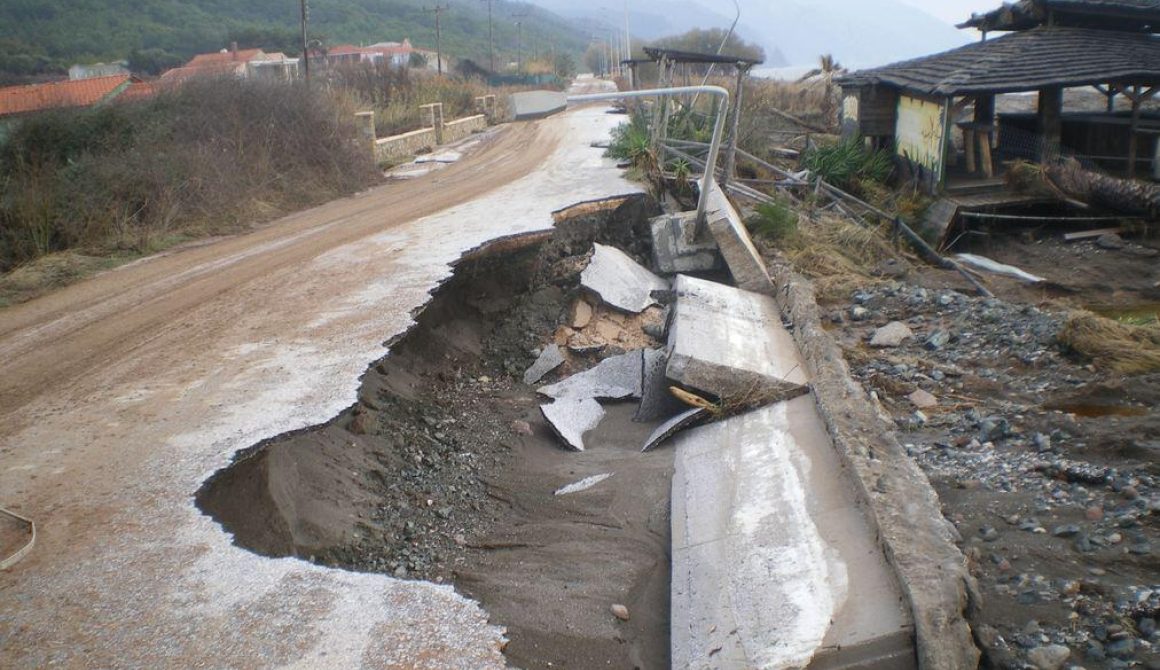 Εικόνες καταστροφής σε Βατερά και Σταυρό - Οι κάτοικοι βρίζουν το Δήμο!