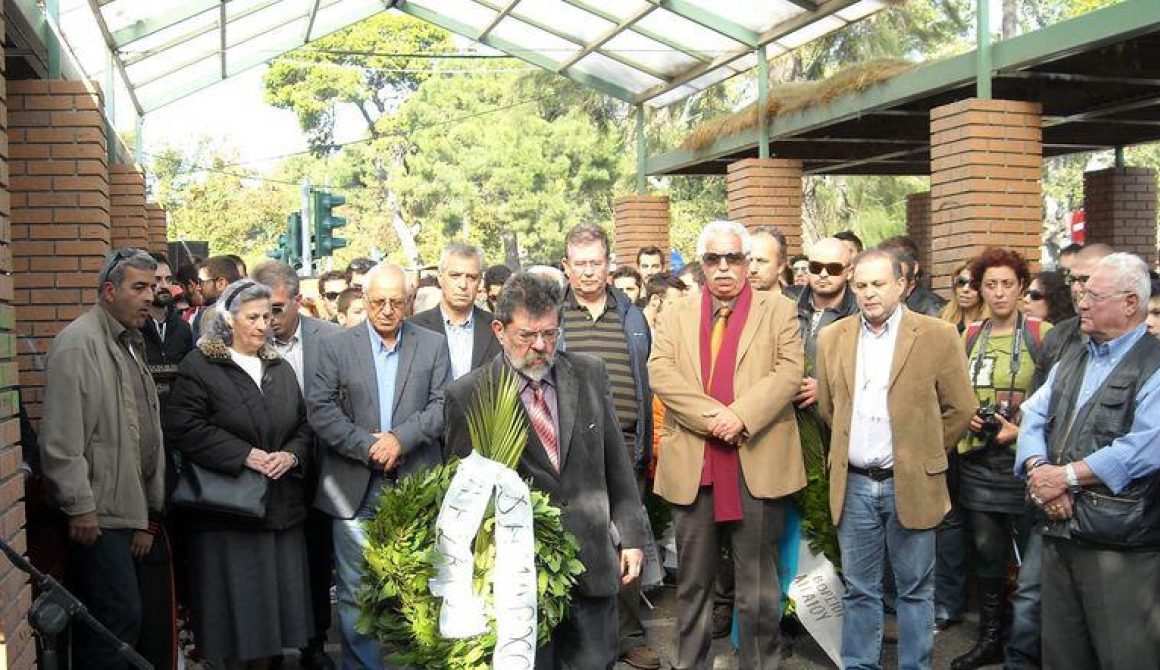 Κατάθεση στεφάνων στην προτομή του Μιχάλη Μυρογιάννη από το Δήμαρχο Λέσβου