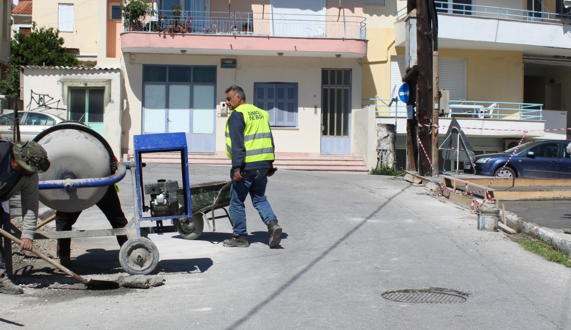 Εργασίες διαμόρφωσης και τσιμεντόστρωσης πεζοδρομίων στην οδό Ήρινας (Πυργέλια)