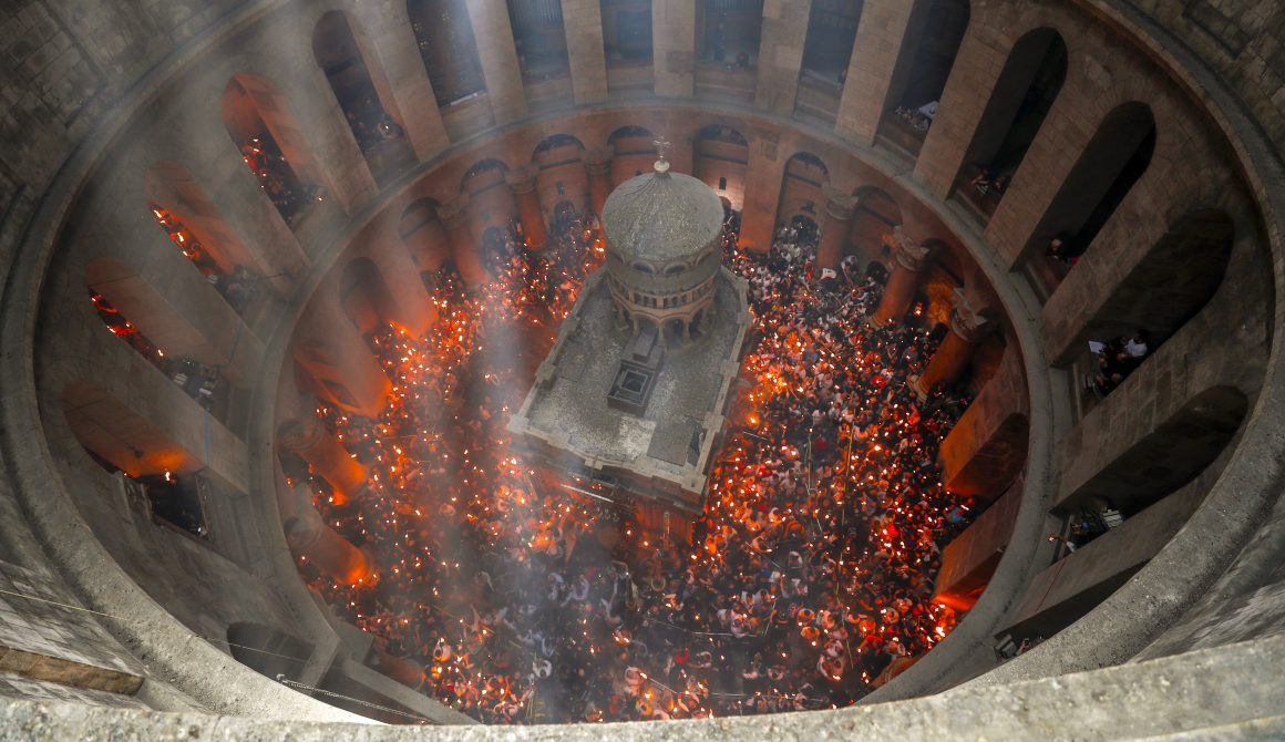 Ιερός Ναός της Αναστάσεως στα Ιεροσόλυμα, ιερουργία της Αφής του Αγίου Φωτός. 