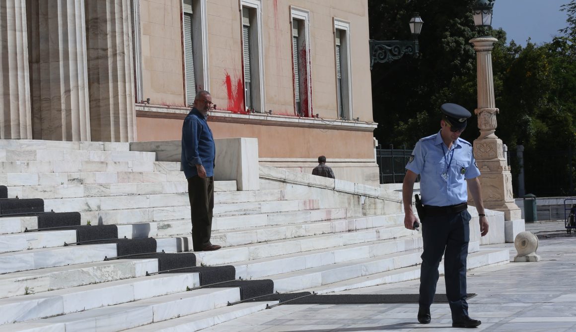 	Αστυνομικοί της φρουράς της Βουλής έχουν συγκεντρωθεί στο προάυλιο της Βουλής στο σημείο που λίγο νωρίτερα άγνωστοι πέταξαν δοχεία με κόκκινη μπογιά, Αθήνα Τρίτη 21 Μαίου 2019. Την ευθύνη για την ενέργεια ανέλαβε η αναρχική ομάδα Ρουβίκωνας σε ένδειξη συμπαράστασης στον κατάδικο απεργό πείνας Δημήτρη Κουφοντίνα.