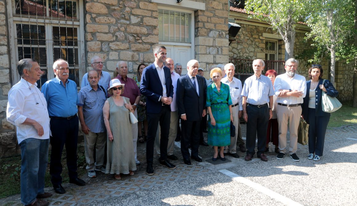 Ο Πρόεδρος της Δημοκρατίας Προκόπιος Παυλόπουλος μαζί με αντιστασιακούς λίγο πριν καταθέσει στεφάνι στην προτομή του Σπύρου Μουστακλή στο Πάρκο Ελευθερίας, (φωτο ΑΠΕ-ΜΠΕ/Παντελής Σαίτας)