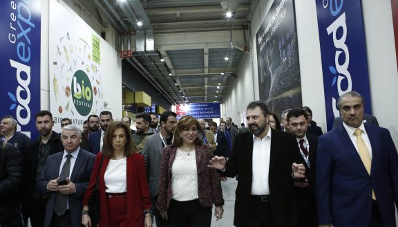 Ο υπουργός Αγροτικής Ανάπτυξης και Τροφίμων, Σταύρος Αραχωβίτης (3D) και η επίσημη προσκεκλημένη (K) από την τιμώμενη χώρα του Λιβάνου, επισκέπτονται τα περίπτερα κατά τη διάρκεια των εγκαινίων της έκθεσης FoodExpo 2019, στο εκθεσιακό κέντρο του αεροδρομίου Ελευθέριος Βενιζέλος, Αθήνα, Σάββατο 16 Μαρτίου 2019. ΑΠΕ-ΜΠΕ/ ΑΠΕ-ΜΠΕ/ ΓΙΑΝΝΗΣ ΚΟΛΕΣΙΔΗΣ