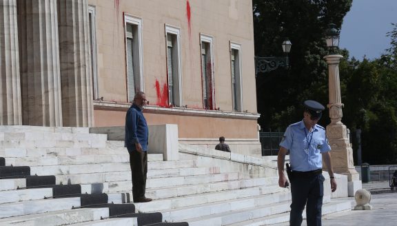 	Αστυνομικοί της φρουράς της Βουλής έχουν συγκεντρωθεί στο προάυλιο της Βουλής στο σημείο που λίγο νωρίτερα άγνωστοι πέταξαν δοχεία με κόκκινη μπογιά, Αθήνα Τρίτη 21 Μαίου 2019. Την ευθύνη για την ενέργεια ανέλαβε η αναρχική ομάδα Ρουβίκωνας σε ένδειξη συμπαράστασης στον κατάδικο απεργό πείνας Δημήτρη Κουφοντίνα.
