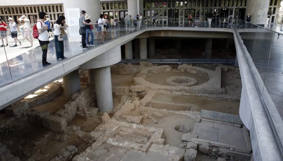 Η ανεσκαμμένη έκταση με σπίτια, εργαστήρια, λουτρά και δρόμους μιας αρχαίας αθηναϊκής γειτονιάς που βρίσκεται κάτω από το Μουσείο της  Ακρόπολης θα είναι επισκέψιμη στο κοινό από 21 Ιουνίου, με την ευκαιρία των 10 χρόνων λειτουργίας του Μουσείου Ακρόπολης (φωτο ΑΠΕ-ΜΠΕ/ΑΛΕΞΑΝΔΡΟΣ ΒΛΑΧΟΣ)