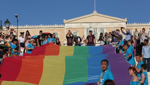  Κόσμος με ένα μεγάλο πανό στα χρώματα της ίριδας, μπροστά από το Ελληνικό Κοινοβούλιο, συμμετέχει στην ετήσια παρέλαση Athens Pride 2019 της ομοφυλόφιλης κοινότητας, η οποία μεταξύ άλλων τιμά τη μνήμη του Ζακ Κωστόπουλου, με κεντρικό σύνθημα "Ο δρόμος έχει τη δική μας ιστορία", στην πλατεία Συντάγματος, Αθήνα, Σάββατο 8 Ιουνίου 2019. 50 χρόνια συμπληρώνονται από την εξέγερση του Stonewall Inn και 15 χρόνια από το πρώτο Athens Pride Parade. ΑΠΕ-ΜΠΕ/ ΑΠΕ-ΜΠΕ/ ΑΛΕΞΑΝΔΡΟΣ ΜΠΕΛΤΕΣ