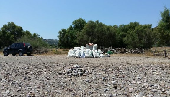 Εθελοντικός καθαρισμός παραλίας Λαγκάδα κοντά στο λιμάνι της Κάπης (Γενί Λιμάν) από τα μέλη του "Ορειάς"