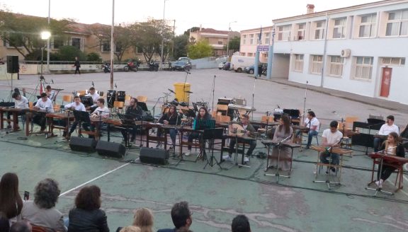 Τετάρτη απόγευμα και η αυλή του Μουσικού σχολείου Μυτιλήνης γέμισε από μαθητές , εκπαιδευτικούς,  γονείς και πολύ κόσμο που συγκεντρώθηκαν για να παρακολουθήσουν   την τελική  μουσική εκδήλωση των Συνόλων.  Οι εκδηλώσεις αυτές θα συνεχιστούν και αυτό τον μήνα  αλλά και τον Ιούνιο. 
