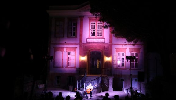 Ο διάσημος κιθαρίστας Pablo Marquez είναι στο Μόλυβο, προσκεκλημένος του 8ου Διεθνούς Φεστιβάλ Κιθάρας Αρίων και εχθές Σάββατο 3 Αυγούστου έδωσε ρεσιτάλ στην κατάμεστη αυλή του Δημαρχείου.