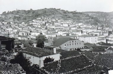 Μερική άποψη της Αγιάσου με τον Ιερό ναό της Παναγίας να δεσπόζει στο μέσο. Αριστερά του Ναού διακρίνεται το παλιό (προπολεμικό) καμπαναριό. 