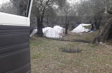 ΔΙΠΛΑΝΟ ΚΤΗΜΑ ΚΑΤΗΛΕΙΜΜΕΝΟ ΜΕ ΚΛΕΜΜΕΝΑ ΔΙΧΤΥΑ