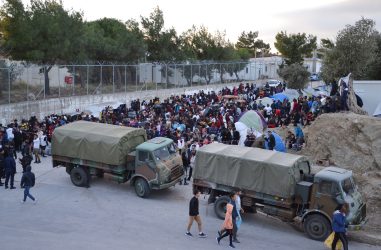  Μέλη ευάλωτων οικογενειών από τη Μόρια περιμένουν στο λιμάνι της Μυτιλήνης για να επιβιβασθούν σε αρματαγωγό με κατεύθυνση την Ελευσίνα, με τον έλεγχο να είναι εξονυχιστικός, την Παρασκευή 1 Νοεμβρίου 2019. Μετ’ εμποδίων εξελίσσεται η επιχείρηση μετακίνησης 815 αιτούντων άσυλο από τη Λέσβο με δυο αρματαγωγά πλοία του Πολεμικού Ναυτικού. Μέχρι αυτή τη στιγμή (ώρα 7 το απόγευμα) έχουν πιστοποιηθεί 615 άτομα όλα μέλη κατηγοριών ευάλωτων οικογενειών, οι οποίοι και σταδιακά μεταφέρονται στο λιμάνι της Μυτιλήνη