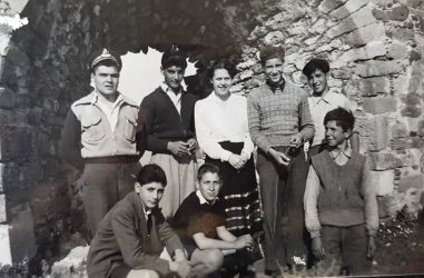 Στο κάστρο της Μυτιλήνης,άνοιξη του 1952. Τα παιδιά του Κιοσκιού,όρθιοι Παυλέας, Χ.Τσακίρης,η Μαρί γαλλίδα τουρίστρια που ξεναγήσαμε,ο Αντώνης Περγαμηνέλλης ή Καρουλάκιας (επειδή είχε σγουρά μαλλιά),ο Φούσκας(περιηγητής του νεύρου) καθήμενοι Κ.Τσακίρης, εγώ και ο ΄Αγγελος Μπούμπας (μοδίστρα)