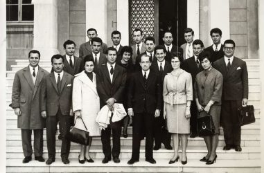 Μουσαις χαρισι θυε.νοεμβριος 1961.αποφοιτοι της νομικης σχολης του ΑΠΘ με τον καθηγητη και κοσμητορα της σχολης Νικολαο Πανταζοπουλο.