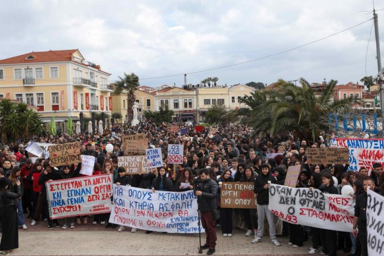 Από τις μαζικές κινητοποιήσεις ενάντια στο έγκλημα των Τεμπών (Μυτιλήνη 8-3-2023)