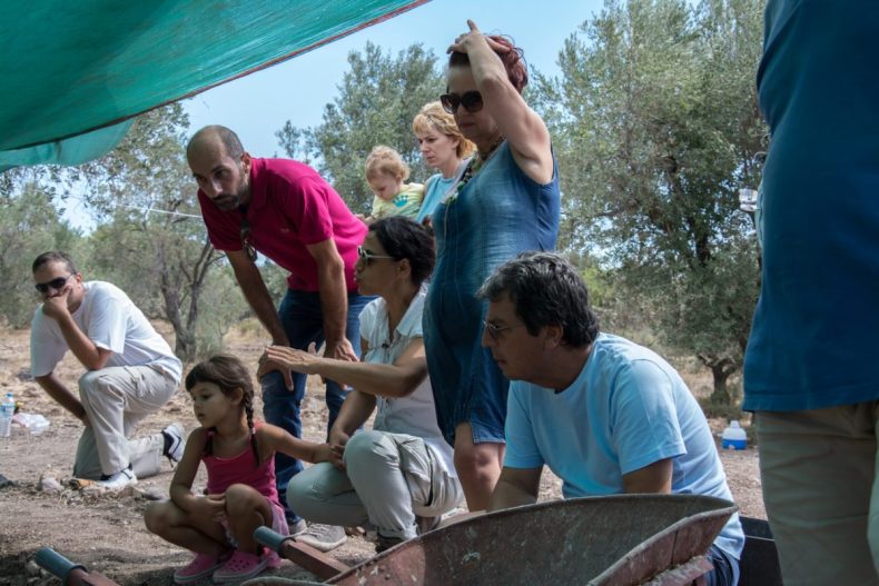 Μιλώντας σε επισκέπτες της ανασκαφής στα Ροδαφνίδια για τα παλαιολιθικά ευρήματα της Λέσβου και τη συμβολή τους στο αφήγημα της πρώιμης ιστορίας της Ευρώπης.